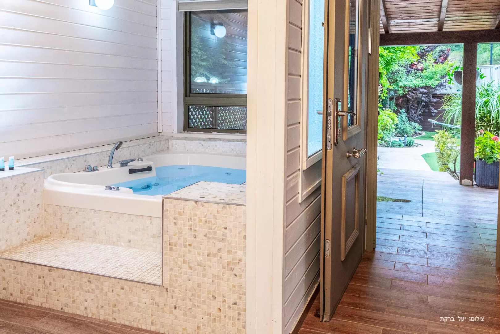 Inside the cabin, a spacious and pleasant jacuzzi will be waiting for you - Ahuza Bateva, Shafer, Upper Galilee