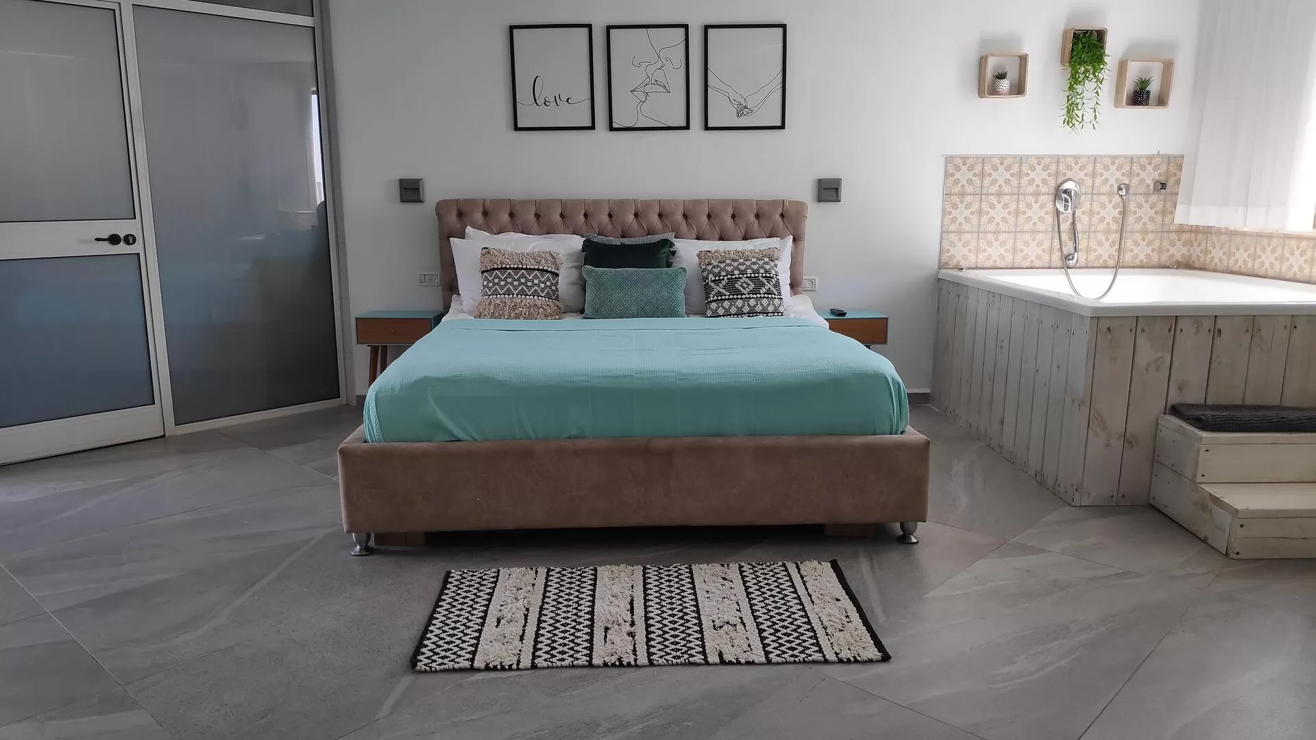 חדר שינה מודרני מינימליסטי עם נגיעות בוהמיות בחד נס, צפון - סוויטות צ'יל אאוט, צימר בצפון, חד נס, רמת-הגולן והחרמון