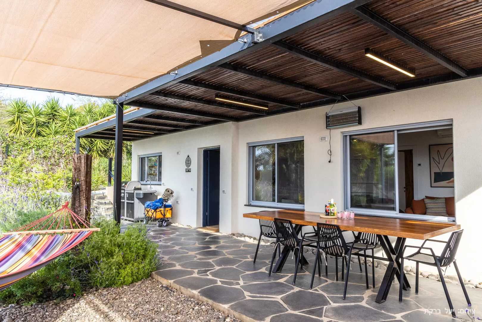 Covered balcony with dining table - Zimmer Boutique Harimon, Maale Gamla, The Golan Heights and the Hermon