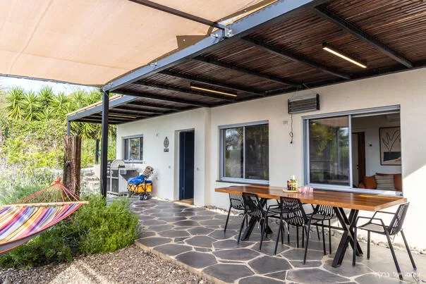 Covered balcony with dining table - Zimmer Boutique Harimon, Maale Gamla, The Golan Heights and the Hermon