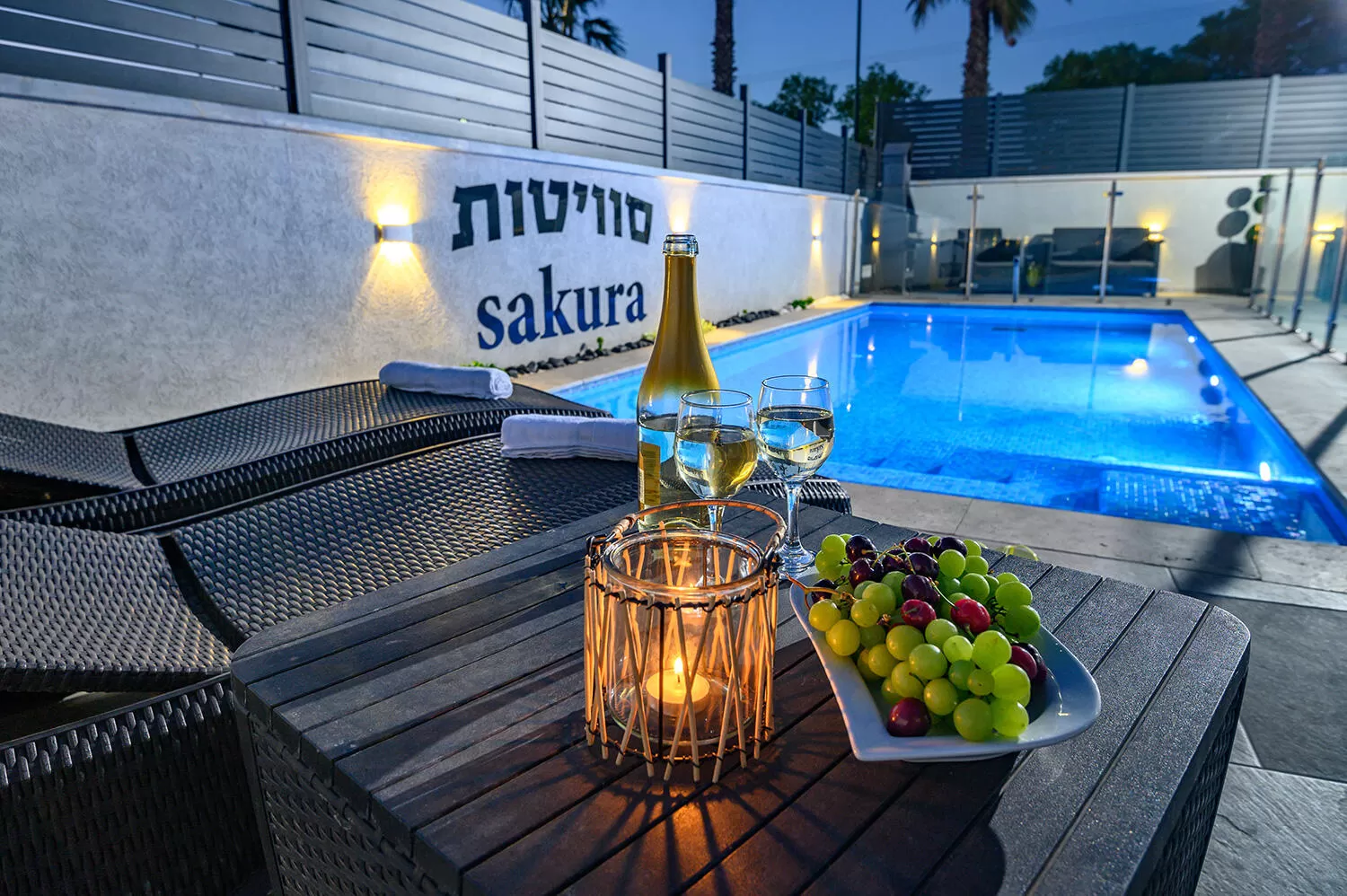מרפסת חיצונית עם בריכה פרטית - סוויטות סאקורה, סוויטה בצפון, דלתון, גליל עליון