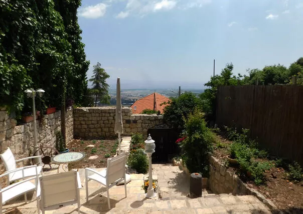 חצר הסוויטה עם נוף לרמת הגולן - פינה שקטה בראש פינה העתיקה, צימר בצפון, ראש פינה, גליל עליון