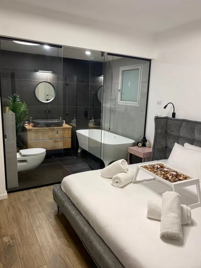 Luxury bathroom with transparent partition - Shik's, Mishmar Jordan, Upper Galilee