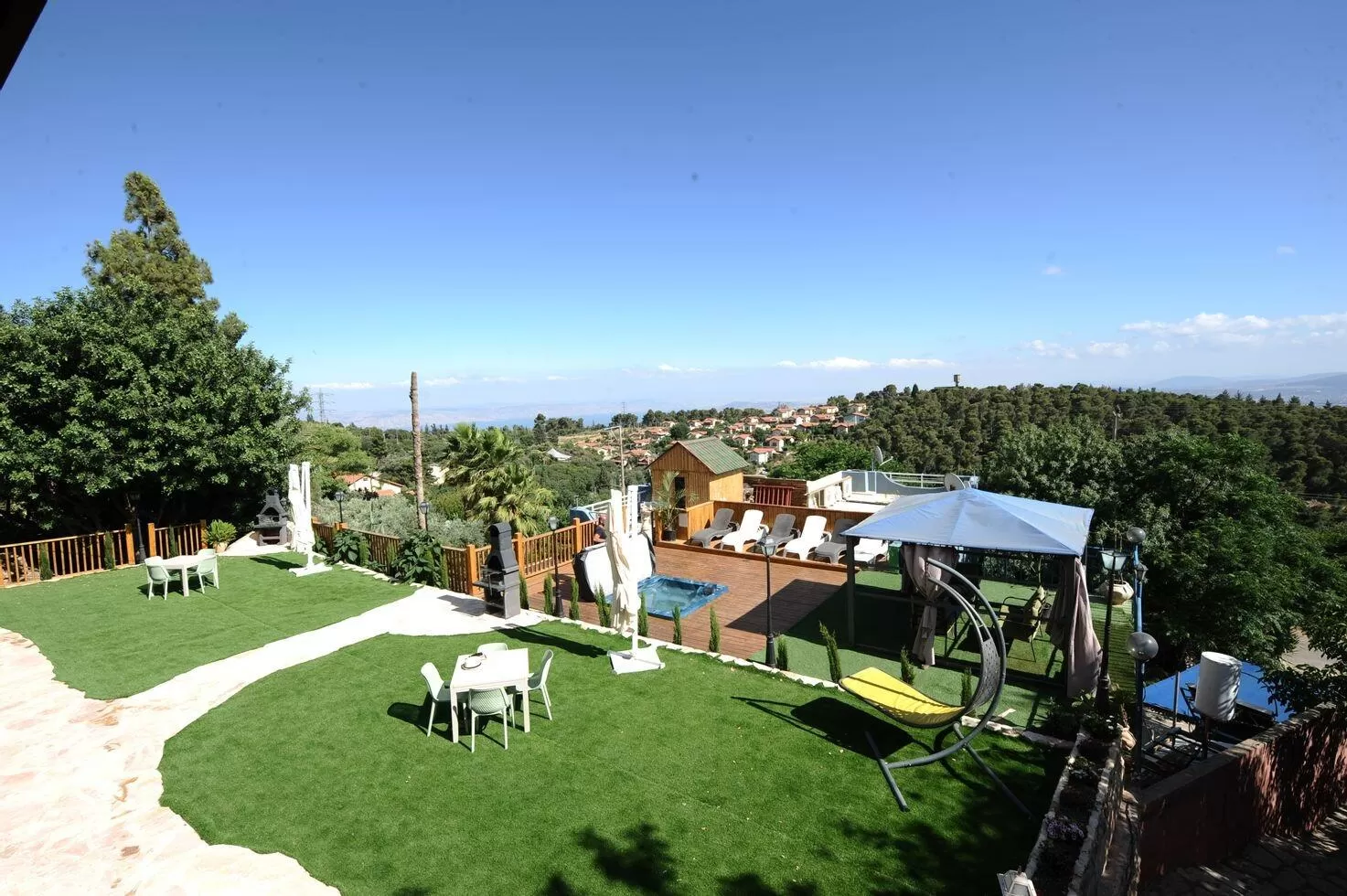 A large space with seating areas, a spa jacuzzi, and an open view - Yukra Al HaMayim, Shafer, Upper Galilee