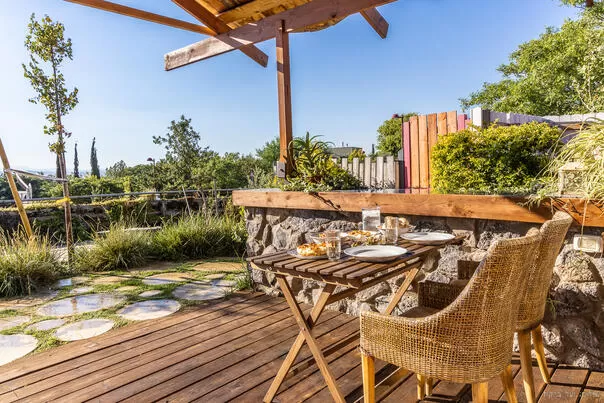A personal and pleasant balcony for each cabin - Hazimmer Hayarok Vehadom, Maale Gamla, The Golan Heights and the Hermon