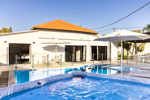A spa jacuzzi suitable for seven bathers - Villa Meshek 19, Even Menahem, Western Galilee