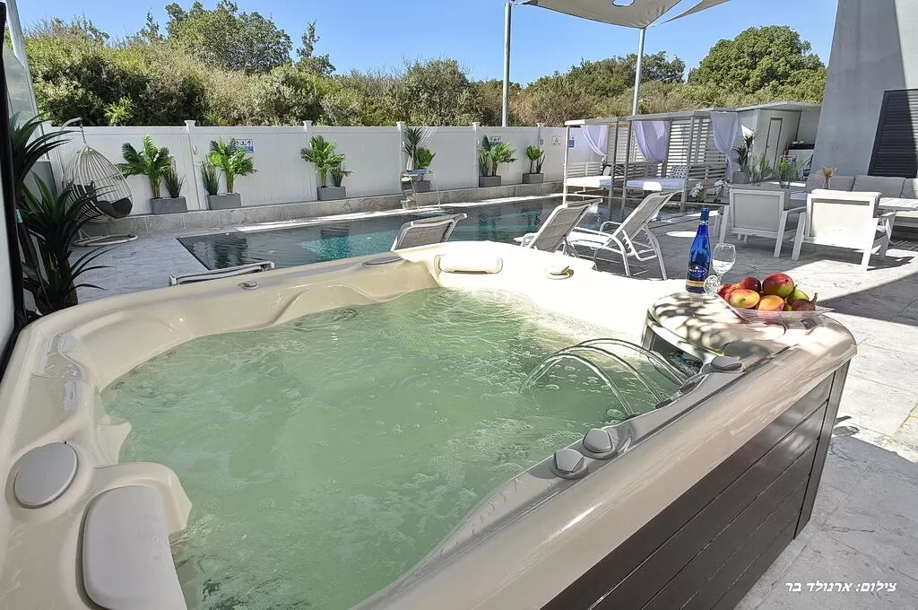A large and pampering spa jacuzzi - Royal Suite in Manot couples only, Manot, Western Galilee