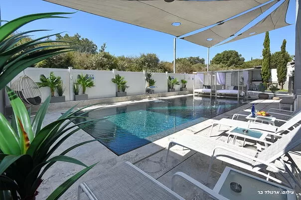 Large private heated pool (except in the months of June-September) - Royal Suite in Manot couples only, Manot, Western Galilee