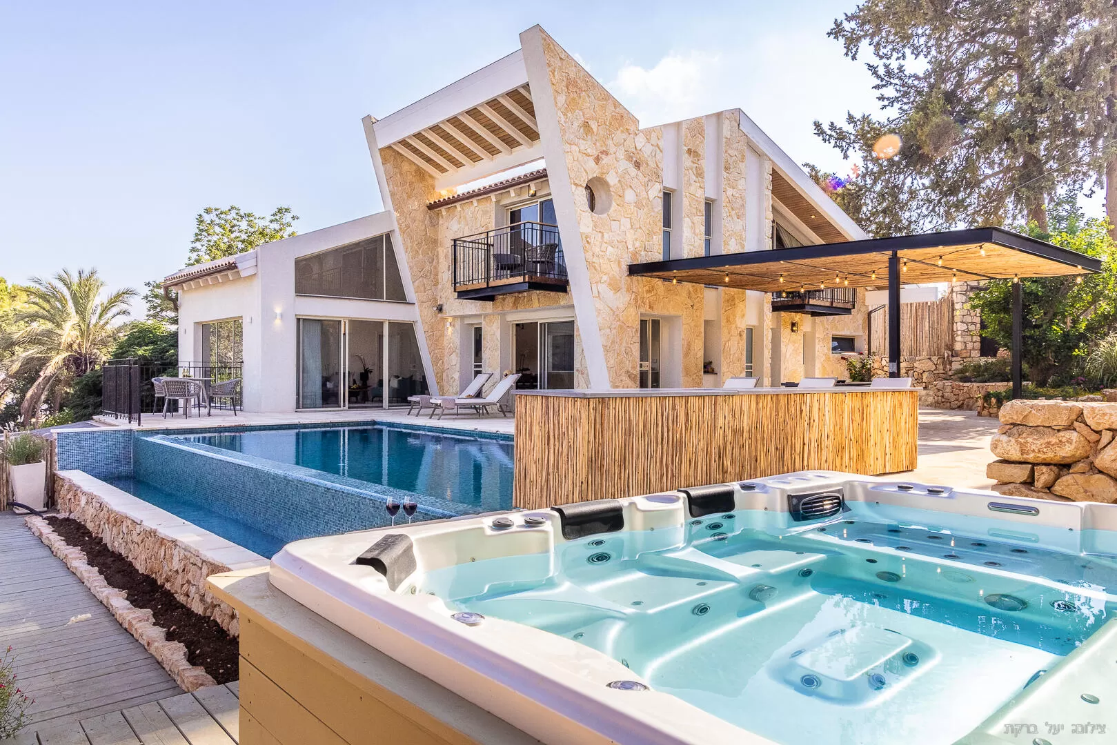 A luxurious villa for 10 guests, with a huge spa jacuzzi and a heated infinity pool - Room Amirim, Amirim, Upper Galilee