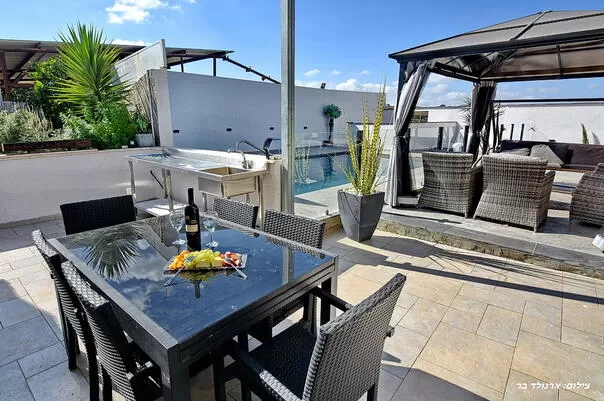Dining area for outside meals - HaSuitot HaOsher, Dalton, Upper Galilee