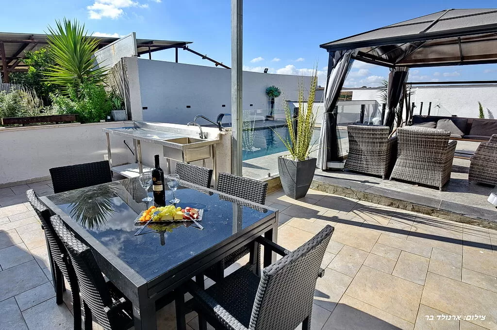 Dining area for outside meals - HaSuitot HaOsher, Dalton, Upper Galilee