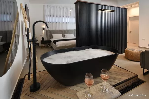 A black bathtub in the center of the interior space - Emerald Suite, Dalton, Upper Galilee