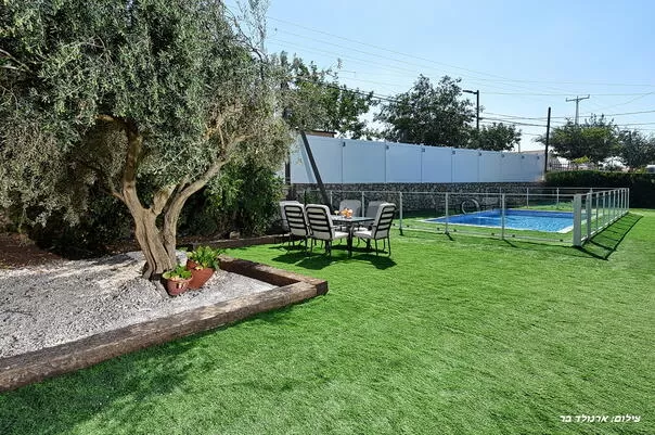 מרחבים גדולים של החצר הפרטית - ריזורט 45, וילה בצפון, דלתון, גליל עליון