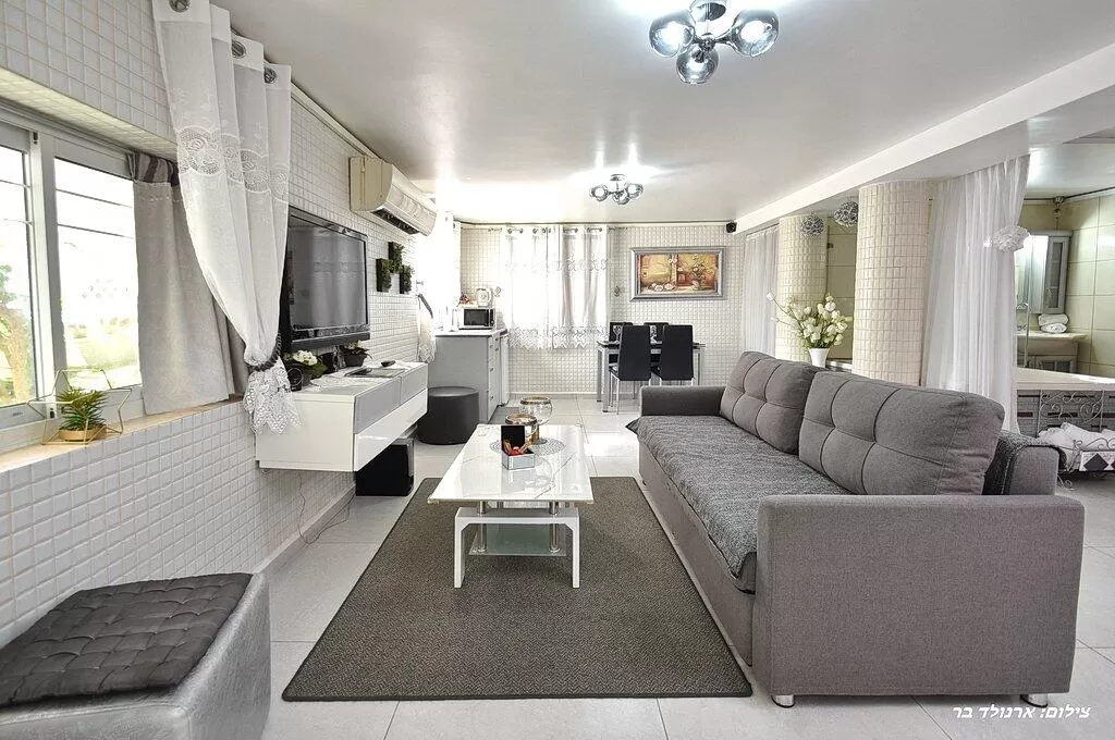 A bright living room with a sofa bed - Ahuzat Crystal, Hosen, Western Galilee