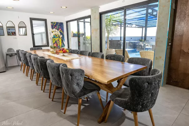 Shulchan Avirim is especially long with upholstered thrones - Villa Odette, Zareit, Western Galilee