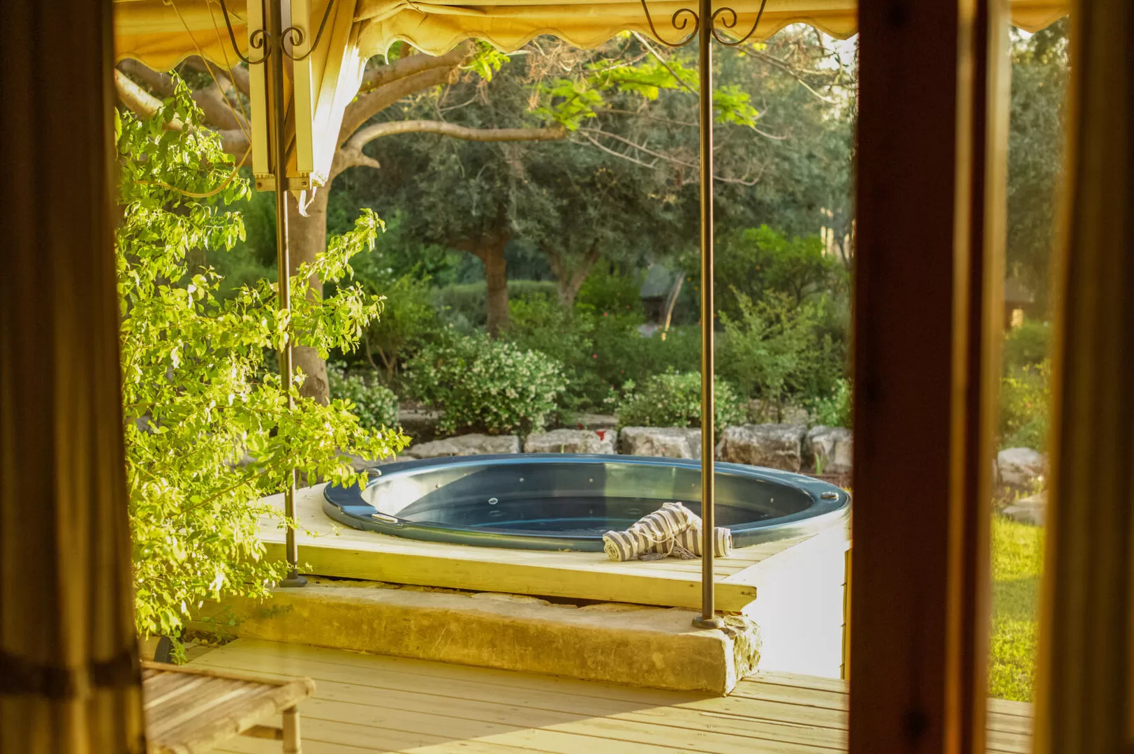 Each suite has a jacuzzi spa in the private yard full of plants - Ramot Estate, Ramot, Sea of Galilee Area