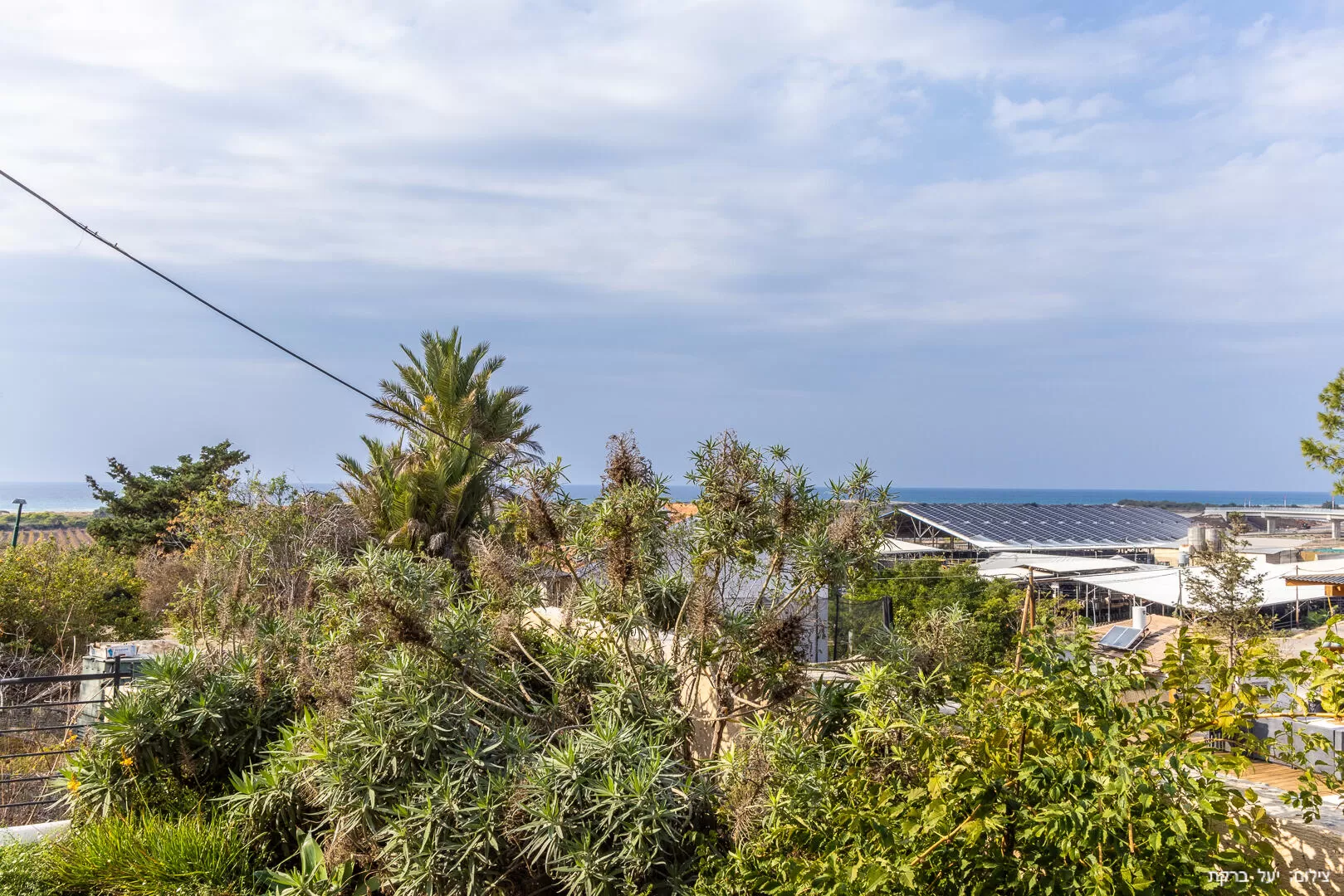 The line of the Mediterranean sea can be seen from here, the Bonim beach is a 5-minute drive away - Atzel Tali, Hof Habonim, Carmel Beach