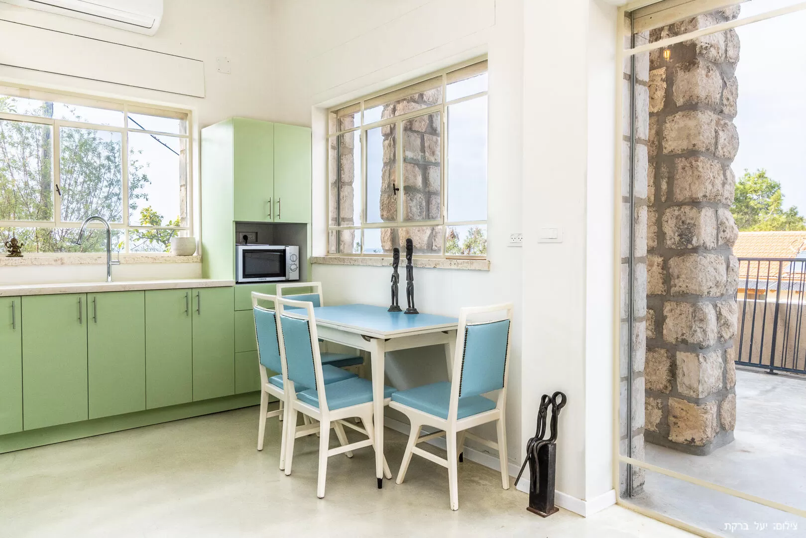 At the entrance to the apartment, a vintage style kitchen, suitable for light cooking - Atzel Tali, Hof Habonim, Carmel Beach