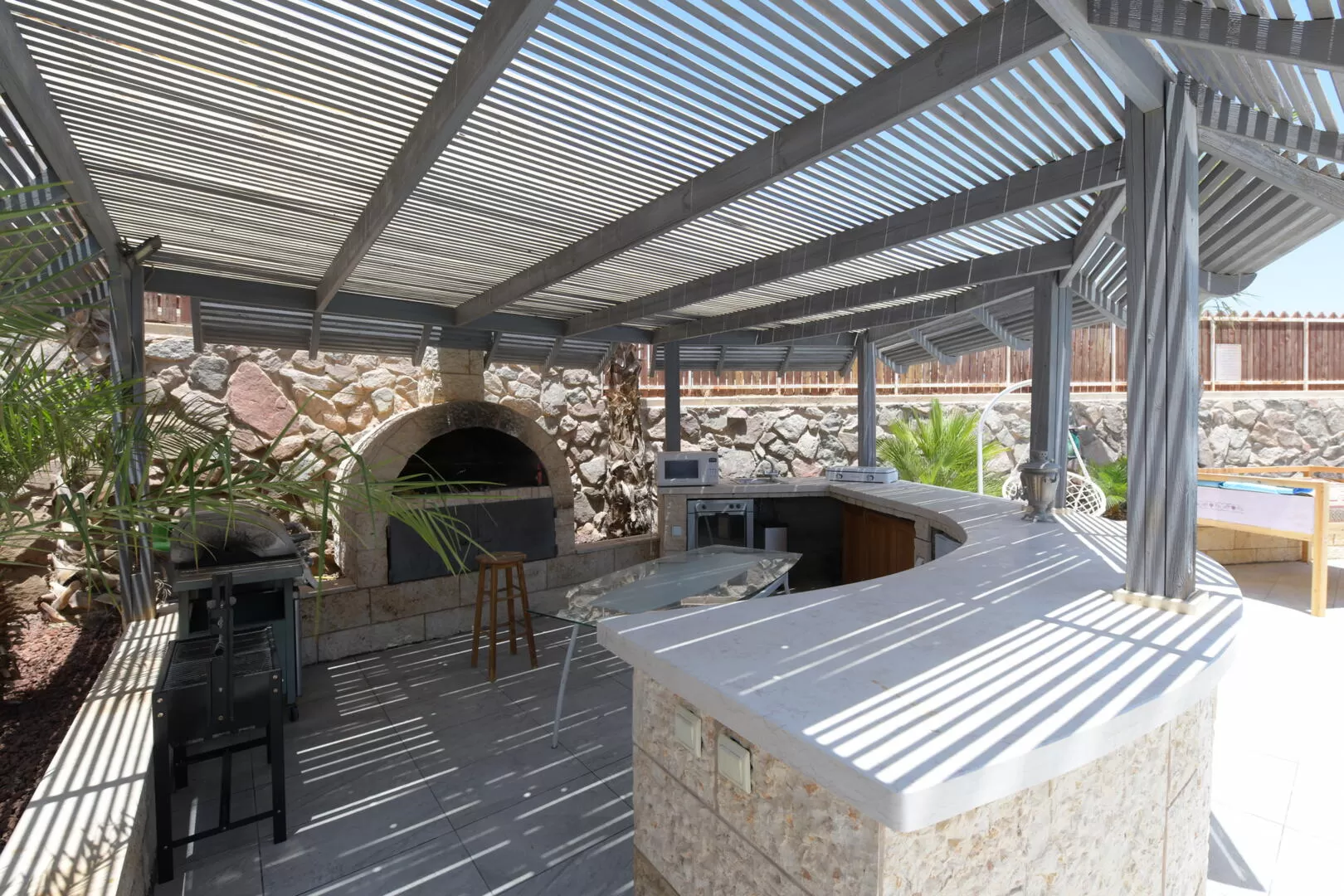 The equipped and covered outdoor kitchen area by the pool - Victoria Dream, Eilat, Arava
