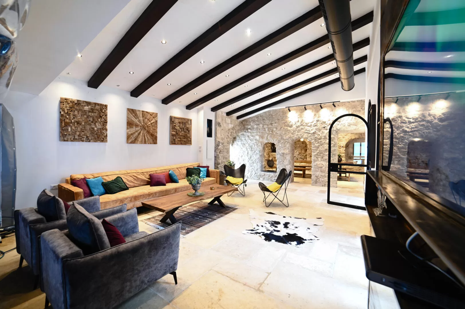 The common living room space is spacious, with a 70-inch TV - Confita-Villa Batika, Safed, Upper Galilee