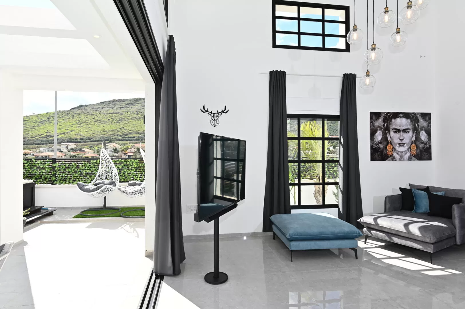 A very high ceiling and a large and bright space - Villa La Vida, Migdal, Sea of Galilee Area