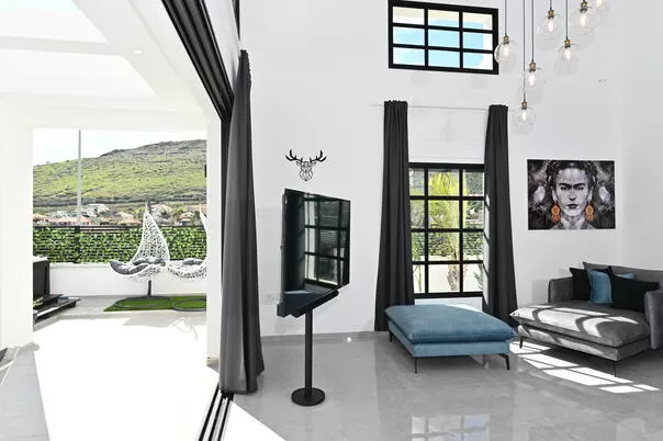 A very high ceiling and a large and bright space - Villa La Vida, Migdal, Sea of Galilee Area