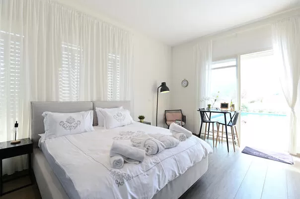 The beds in the suites are wide and luxurious, with an orthopedic mattress - Peak Suites, Safsufa - Kfar Hoshan, Upper Galilee