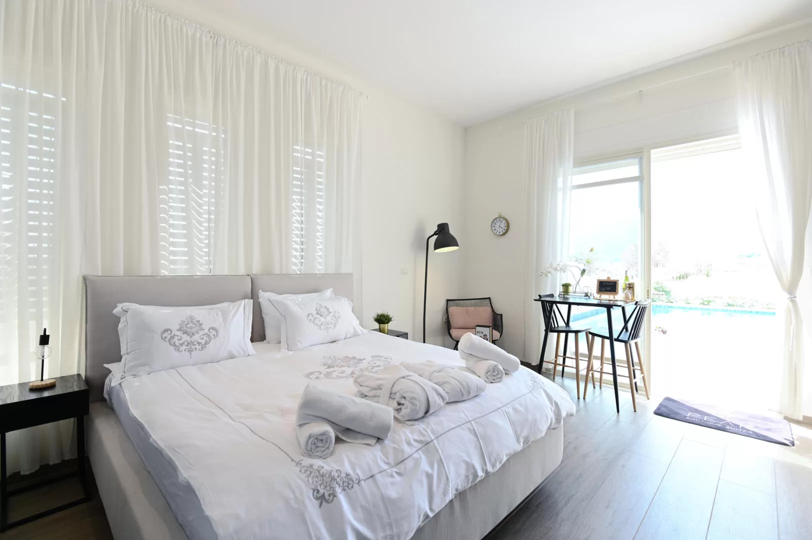The beds in the suites are wide and luxurious, with an orthopedic mattress - Peak Suites, Safsufa - Kfar Hoshan, Upper Galilee