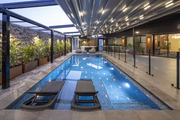 צימרים עם בריכה מחוממת ביריה: ההמלצות שלנו לשנת 2026 - גלאס האוס