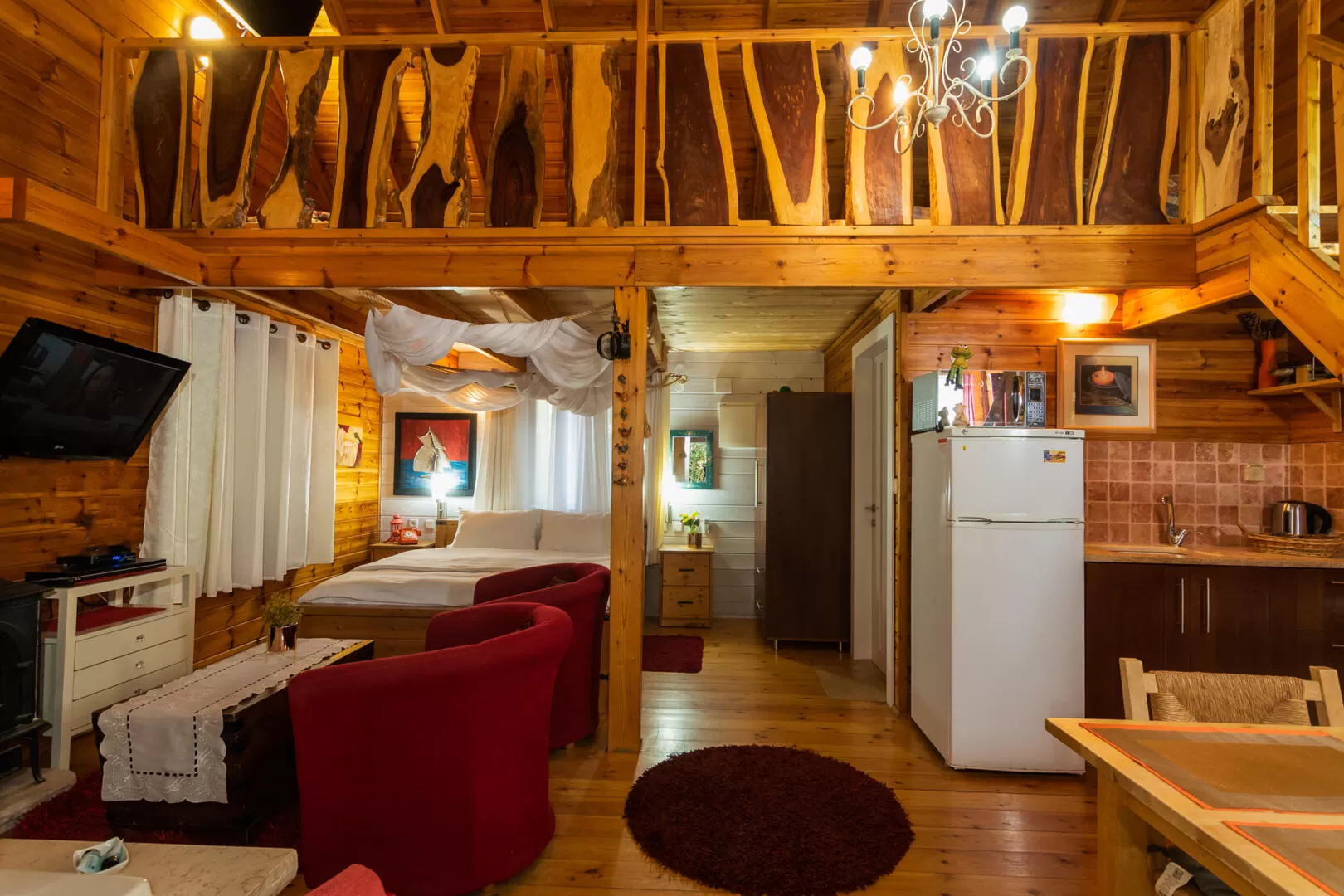 The cabin is an open and well-equipped space, three of them have a gallery for sleeping children - Biktot Gabi Bektseh Haya'ar, Shafer, Upper Galilee