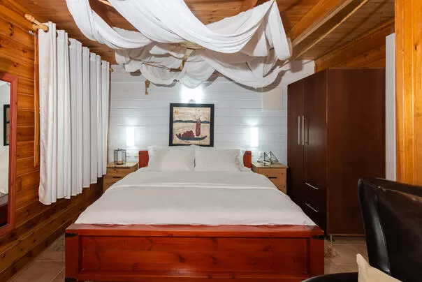 Queen size wooden bed in cabins - Biktot Gabi Bektseh Haya'ar, Shafer, Upper Galilee