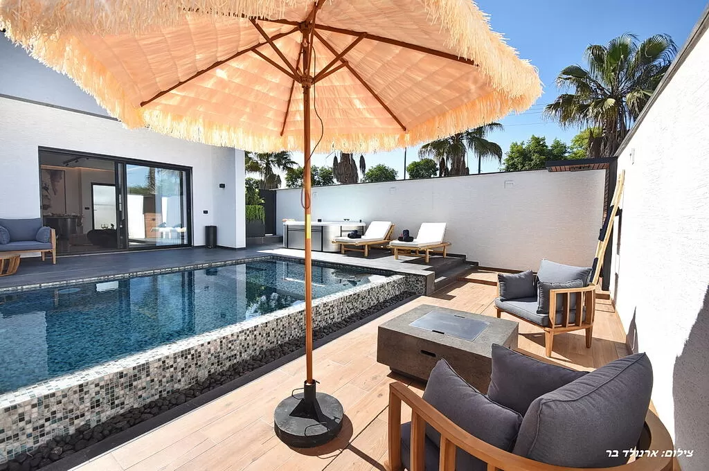 An infinity pool combined with a mosaic - Cameo Suite, Dalton, Upper Galilee