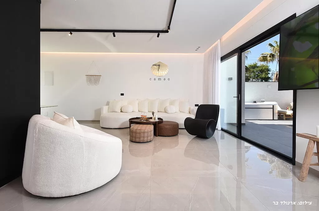 A large showcase allows direct access to the outdoor complex - Cameo Suite, Dalton, Upper Galilee