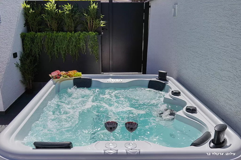 Large jacuzzi spa in the outdoor area - Cameo Suite, Dalton, Upper Galilee