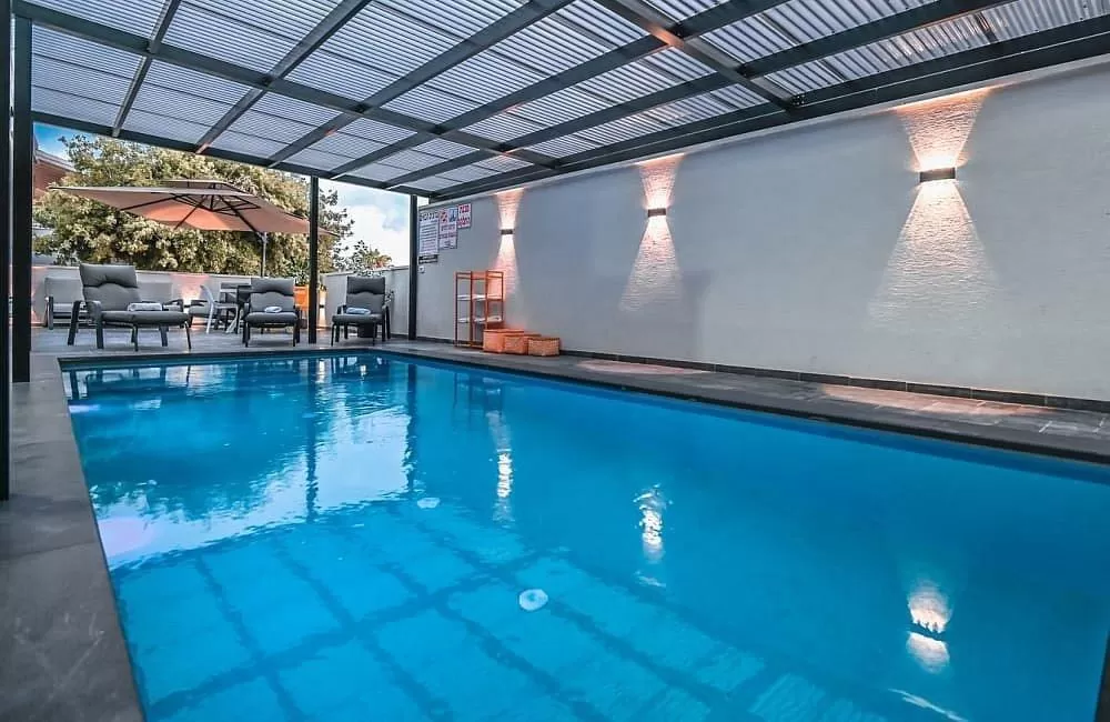 בריכה מחוממת בגודל 10X3 מטרים - אחוזת סנטוריני, וילה בצפון, עין יעקב, גליל מערבי