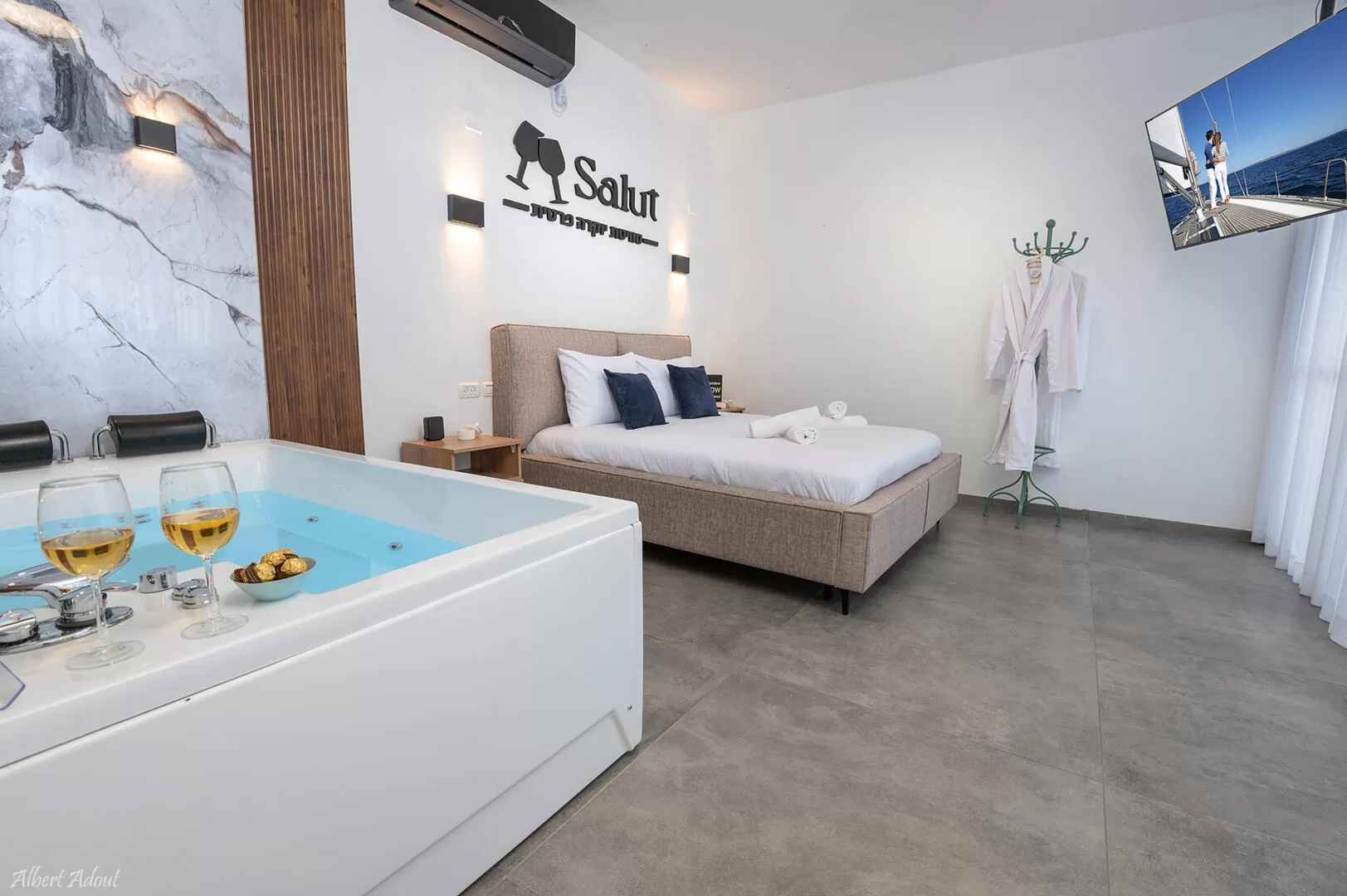 Double jacuzzi next to the bed - Salut Luxury Suite, Dalton, Upper Galilee