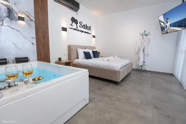 Double jacuzzi next to the bed - Salut Luxury Suite, Dalton, Upper Galilee