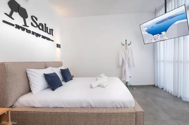 The queen size bed is comfortable - Salut Luxury Suite, Dalton, Upper Galilee