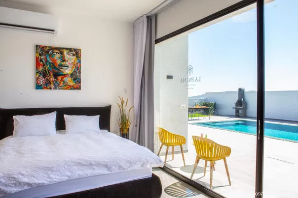 Large showcases that let in a lot of light - La Palma, Dalton, Upper Galilee