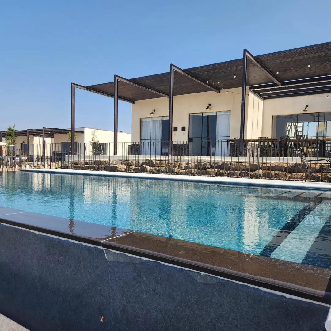 A luxurious villa with 4 bedrooms and a private pool in front of the view - Aluma-Verdalo, Givat Yoav, The Golan Heights and the Hermon