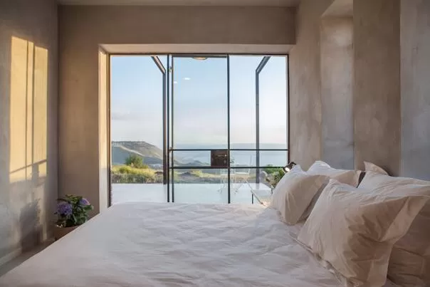 Large showcases facing the landscape - Aluma-Verdalo, Givat Yoav, The Golan Heights and the Hermon