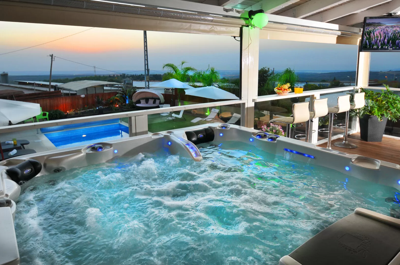 Pampering spa jacuzzi on the view balcony - Ahuzat Aloni, Ein Ya'akov, Western Galilee