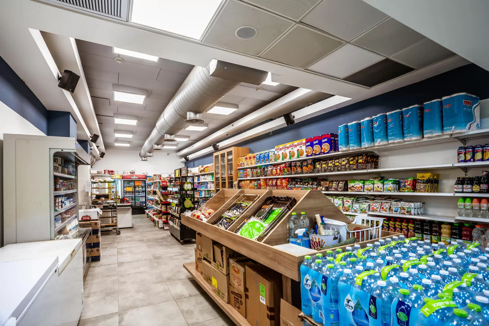 The complex has a minimarket that is open all day - Almogim Condos, Eilat, Arava