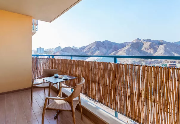 A balcony with a spectacular view of the mountains and the sea - Almogim Condos, Eilat, Arava