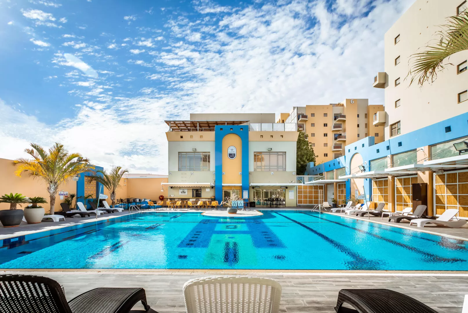Coral holiday apartments offer a variety of apartments with a swimming pool, gym, and restaurants - Almogim Condos, Eilat, Arava