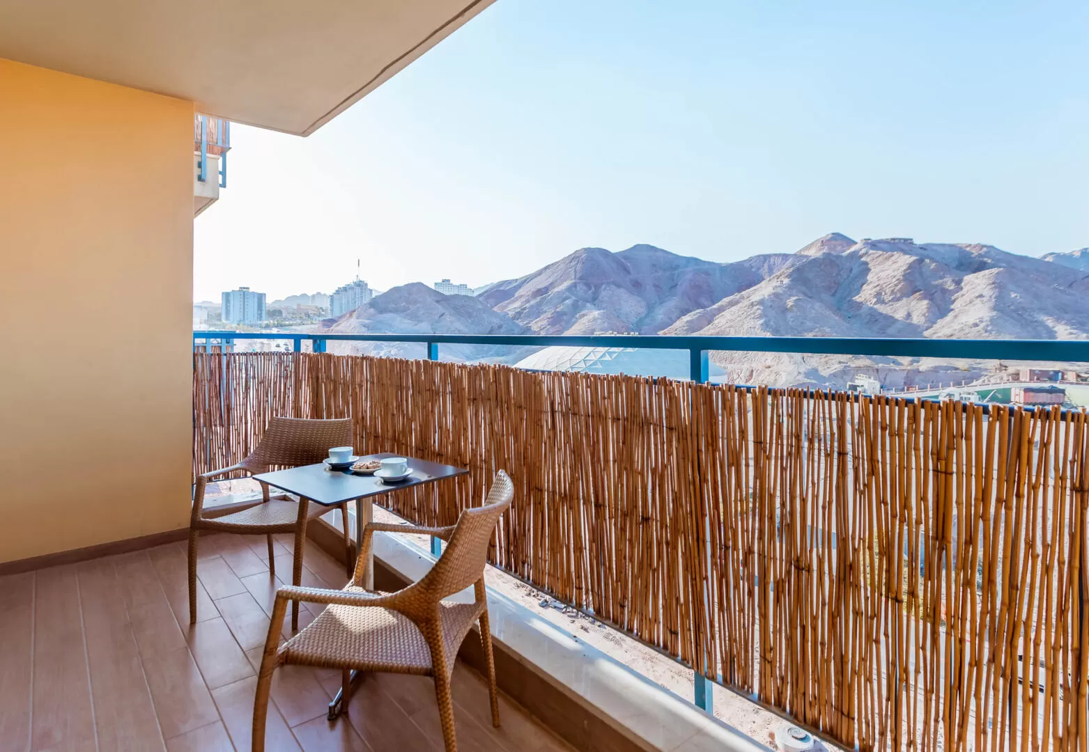 A balcony with a spectacular view of the mountains and the sea - Almogim Condos, Eilat, Arava