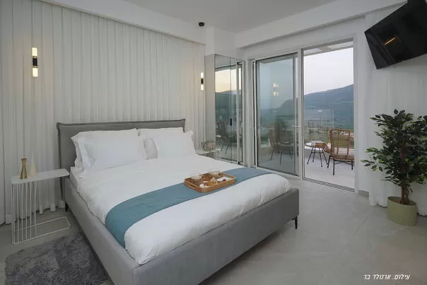 חדר שינה מודרני מינימליסטי עם נוף להרים - סטארלייט, וילה בצפון, מגדל, סובב כנרת