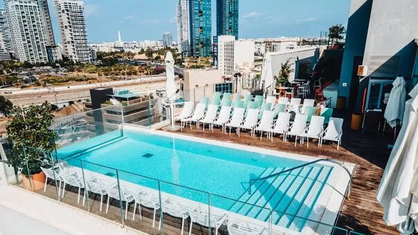 בריכת גג מלון בוטיק ברמת גן עם נוף לעיר - אינדיגו תל אביב - מלון וספא, מלון בוטיק במרכז, רמת גן, מישור החוף