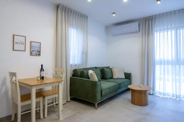 ספה ירוקה בחדר מגורים מודרני מינימליסטי בקצרין - סקנד פלור, סוויטה בצפון, קצרין, רמת-הגולן והחרמון