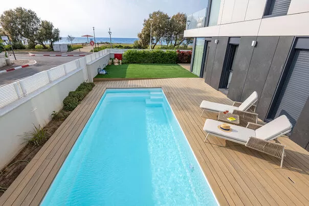 בריכה פרטית על מרפסת עץ - מיקונוס על הים, דירת נופש בצפון, נהריה, גליל מערבי